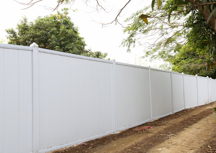 如何選購優(yōu)質(zhì)的PVC圍擋？從材料到售后服務全面分析！旭東鋼構(gòu)圍擋