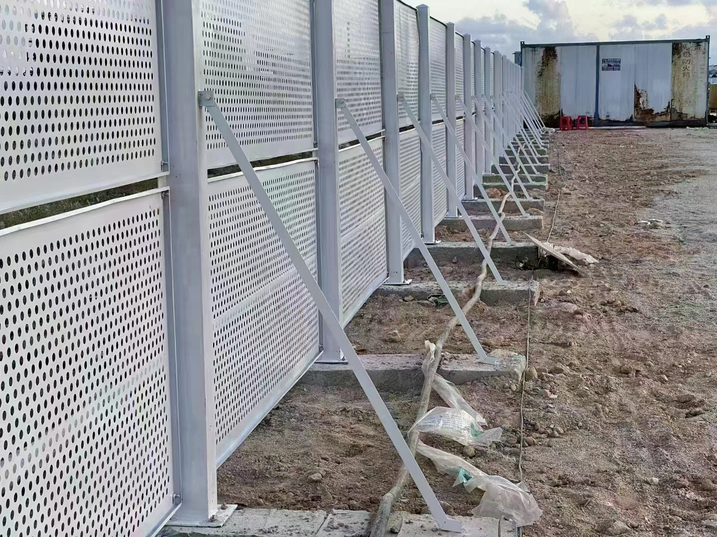 臨時(shí)施工圍擋要驗(yàn)收嗎？旭東鋼構(gòu)圍擋