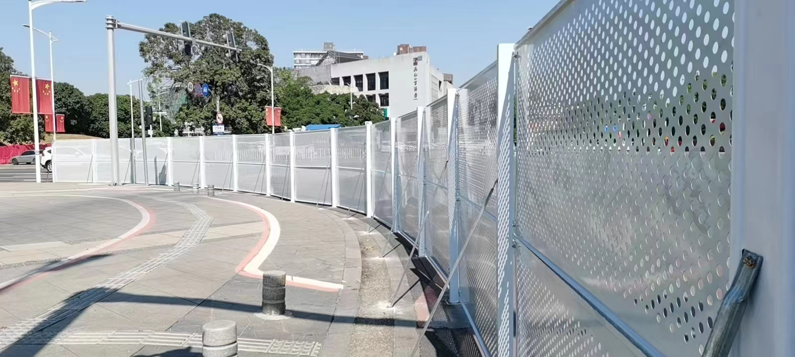 臨時(shí)施工圍擋定做方案需要注意什么？旭東鋼構(gòu)圍擋廠家